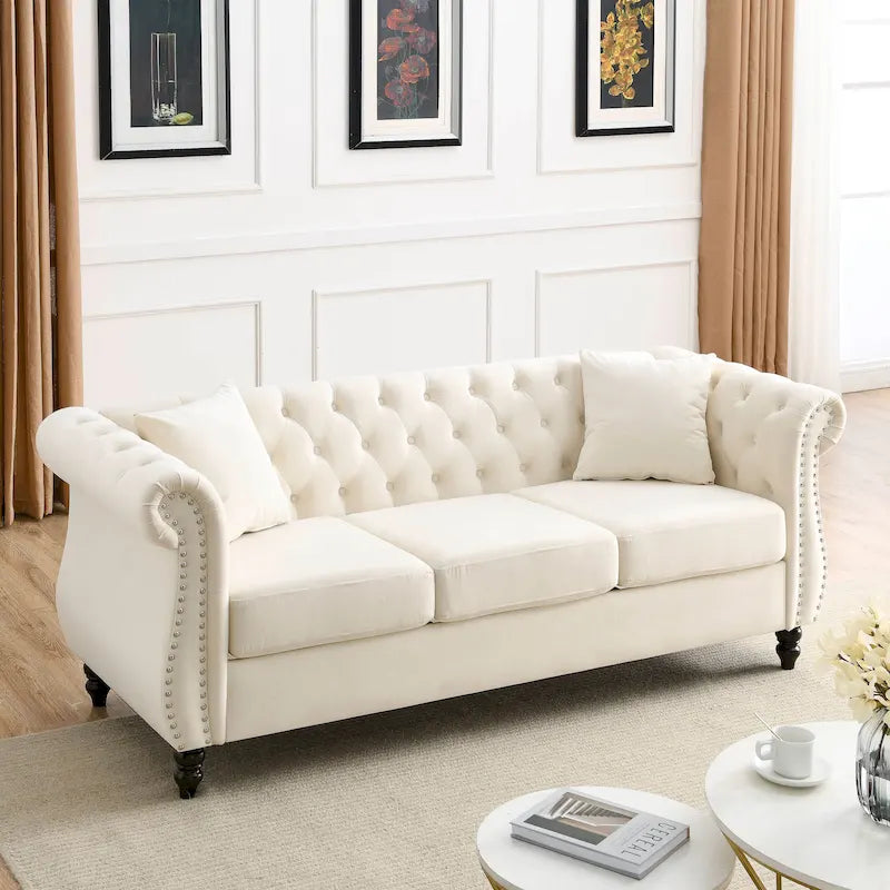Canapé 3 places en velours beige avec accoudoirs enroulés et finition cloutée