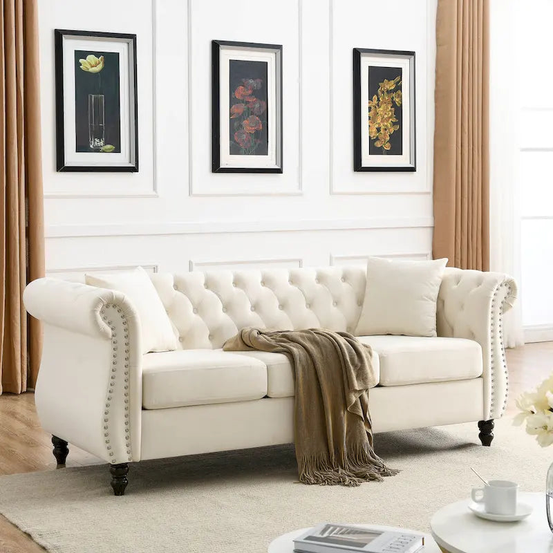Canapé 3 places en velours beige avec accoudoirs enroulés et finition cloutée
