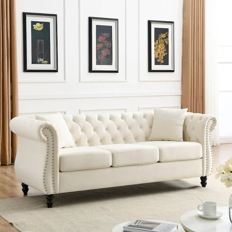 Canapé 3 places en velours beige avec accoudoirs enroulés et finition cloutée