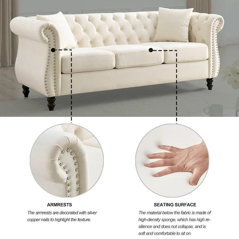 Canapé 3 places en velours beige avec accoudoirs enroulés et finition cloutée