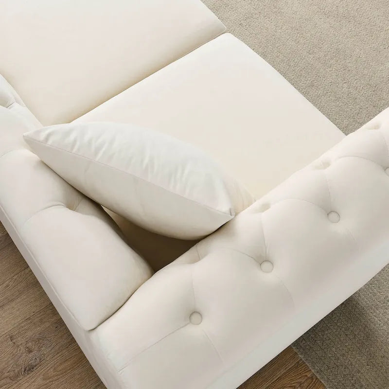 Canapé 3 places en velours beige avec accoudoirs enroulés et finition cloutée