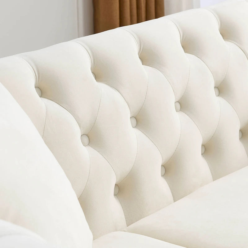 Canapé 3 places en velours beige avec accoudoirs enroulés et finition cloutée
