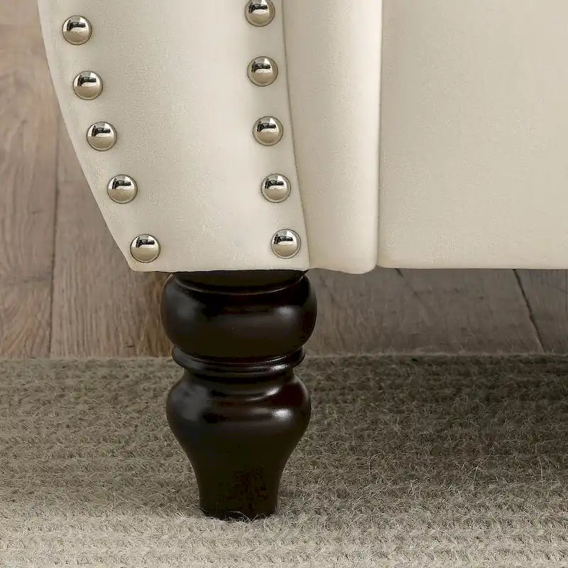 Canapé 3 places en velours beige avec accoudoirs enroulés et finition cloutée