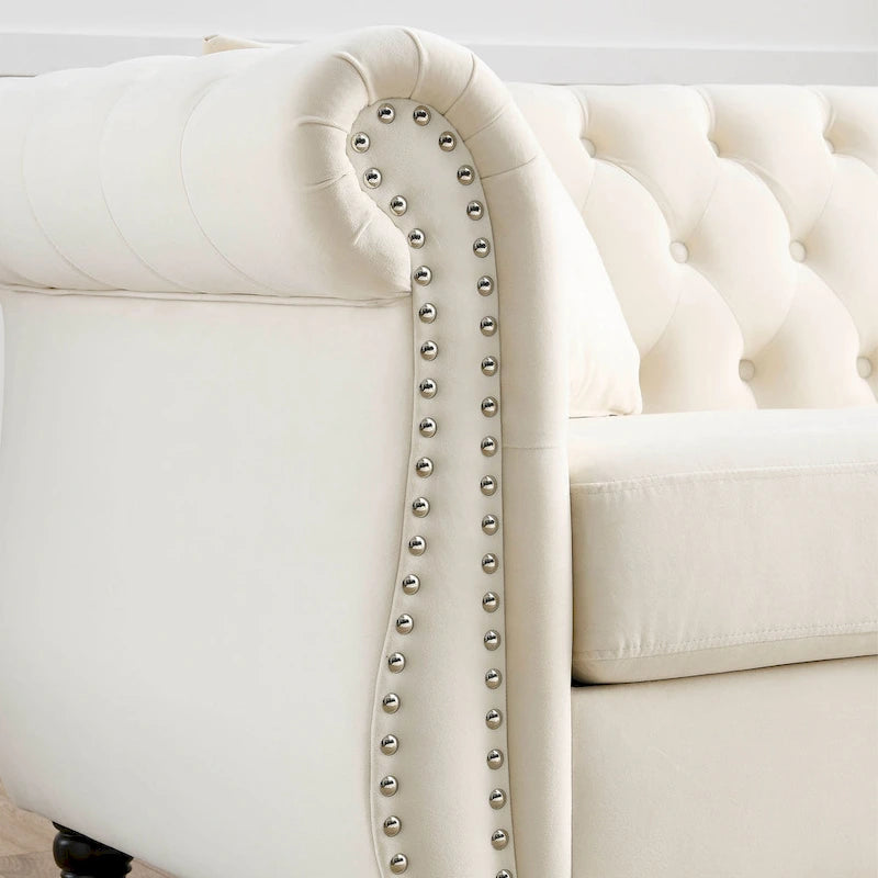 Canapé 3 places en velours beige avec accoudoirs enroulés et finition cloutée