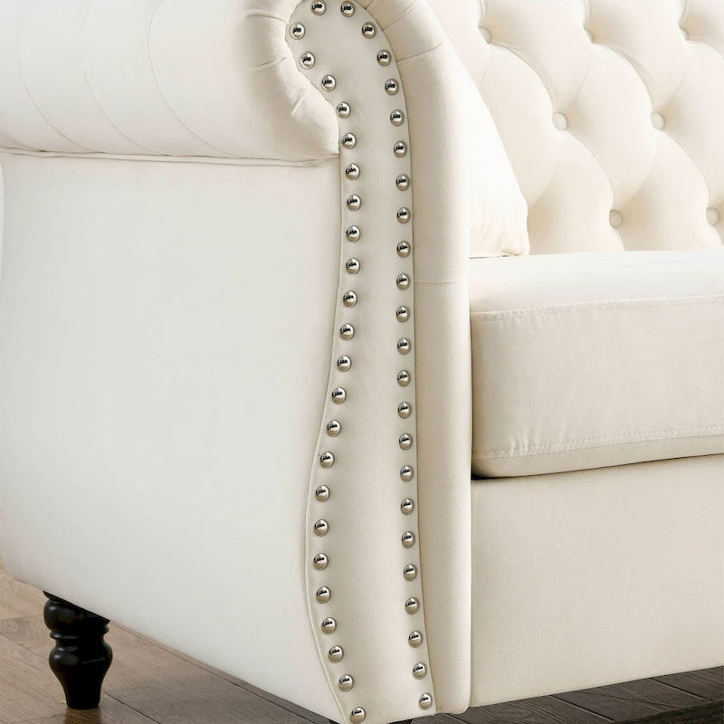Canapé 3 places en velours beige avec accoudoirs enroulés et finition cloutée