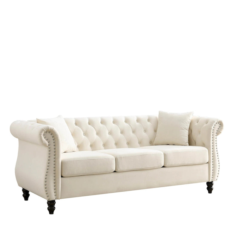 Canapé 3 places en velours beige avec accoudoirs enroulés et finition cloutée
